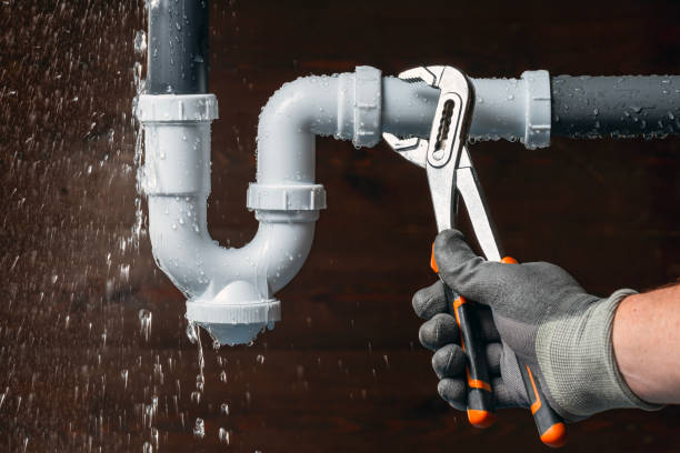 Professional Emergency Plumber technician working in Mendota, IL